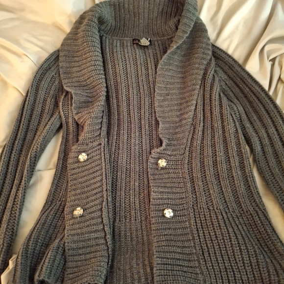 Questions Gray Women's Knit Sweater with Wooden Buttons - Picture 3 of 5